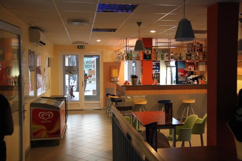 Teke Bowling Centrum Es Sport Panzio Segedín Exteriér fotografie